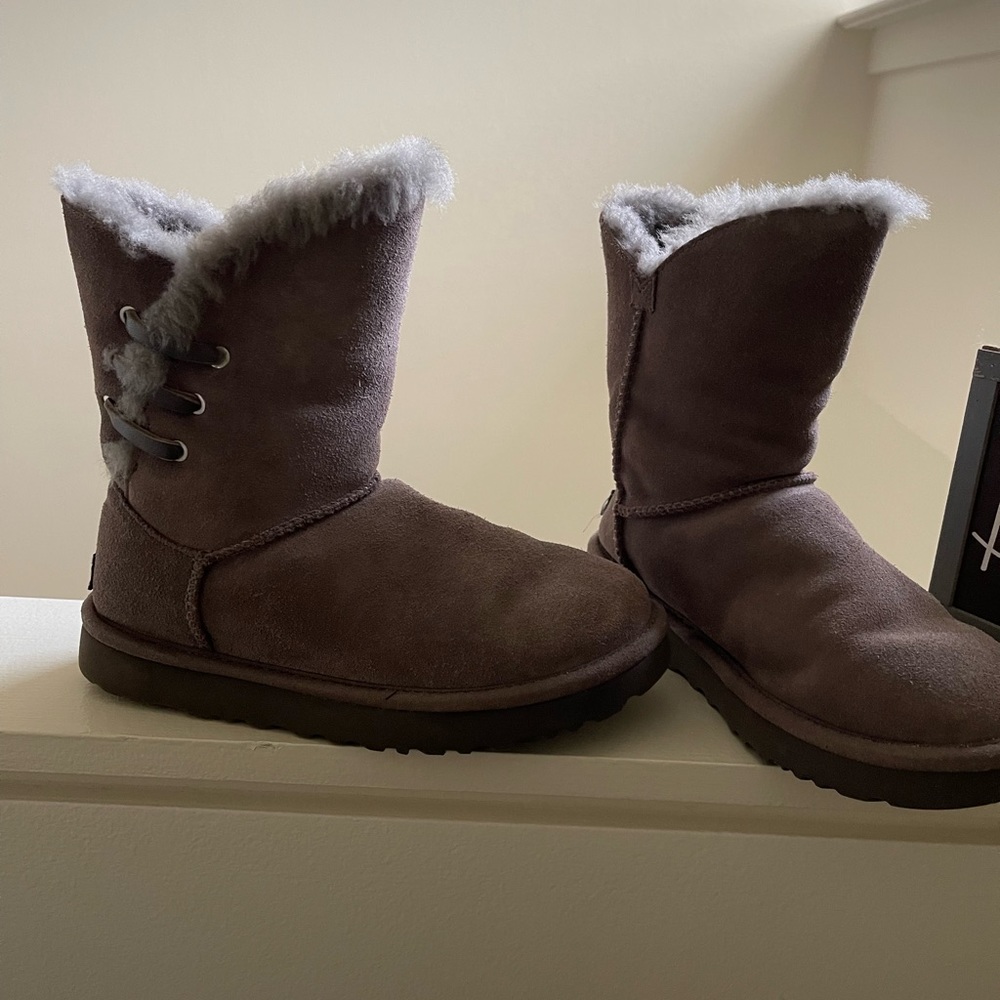 UGGS - Picture 3 of 4